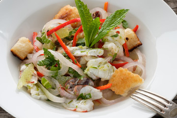 Ceviche mit Garnelen, Zwiebeln, Limette und Chili