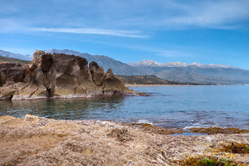 Fototapeta na wymiar Wakacje na Krecie w Grecji. Skaliste wybrzeże morza śródziemnego. 
