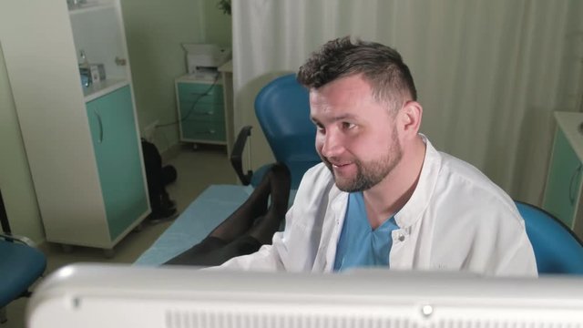 Doctor doing 3d ultrasound on belly of t woman in clinic 4k