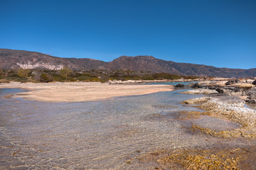 Wakacje na Krecie w Grecji. Idealna plaża Elafonissi z krystaliczną wodą.
