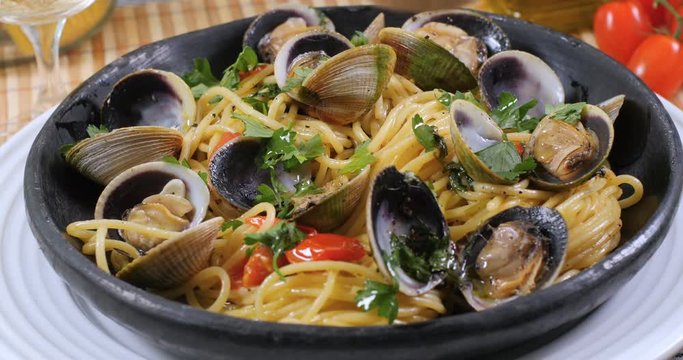 Sprinkling black pepper over delicious spaghetti alle vongole (clams)