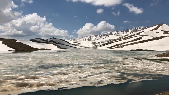 karlı dağlar ve yansımalar