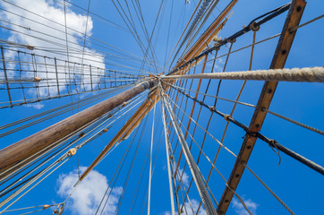 Obraz premium Mast of an ancient sailing vessel