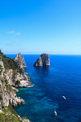 Obraz premium View of cliff coast of Capri Island with famous faraglioni