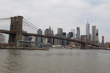 Fototapeta na wymiar Brooklyn Bridge from below