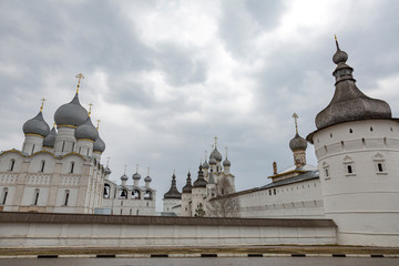 Fototapeta premium ROSTOV VELIKIY, RUSSIA - APRIL 26, 2017: The architecture of the Rostov Kremlin 