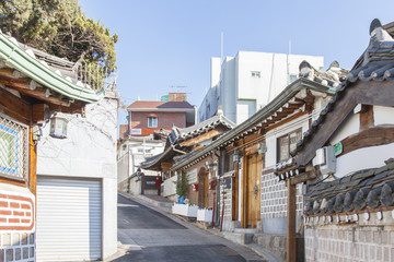 Naklejka premium SEOUL, SOUTH KOREA - JANUARY 1, 2017 - View of a street of Bukchon, an old korean village in the heart of Seoul.