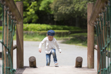 公園で遊ぶ女の子