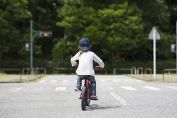 Obraz premium 赤い自転車に乗る女の子