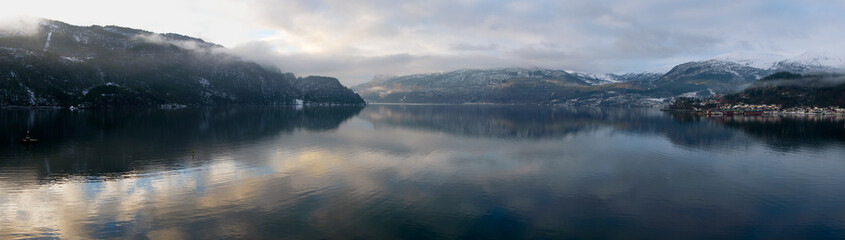 Panele Szklane Podświetlane  Fiord Sauda, Norwegia. Wczesny poranek, widok z morza