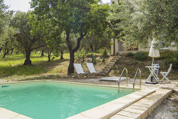 Villa con piscina e arredamento da esterno