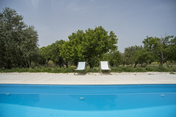 Villa con piscina e arredamento da esterno