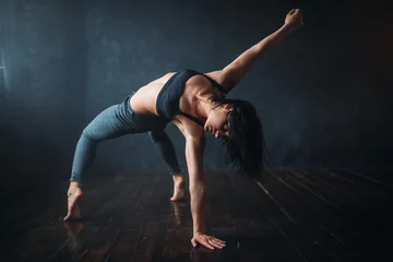 Poster Flexible woman dancing in studio © Nomad_Soul