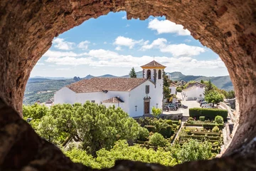 Kirche der portugiesischen Stadt Marvão durch ein Loch gesehen © grobima