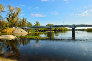 Most nad rzeką, brzegiem  i drzewa w Pułtusku.