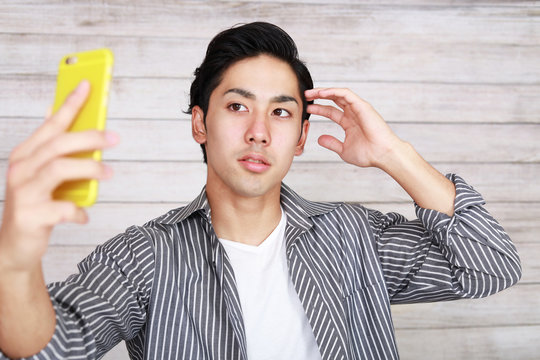 自撮りする笑顔の男性