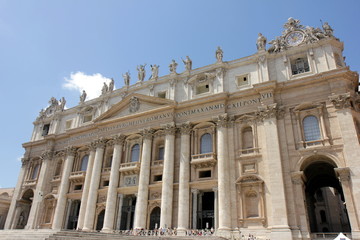 Fototapeta na wymiar Vatikanische Ansichten Petersdom-Petersplatz
