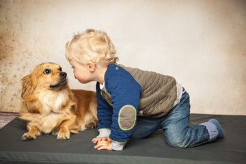 Kind möchte den Hund küssen