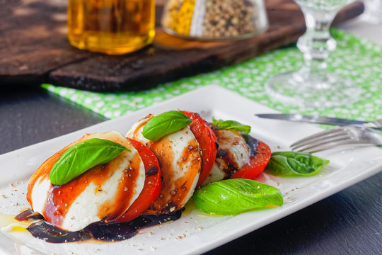 Tomate-Mozzarella in Scheiben geschnitten und seviert auf einem Teller
