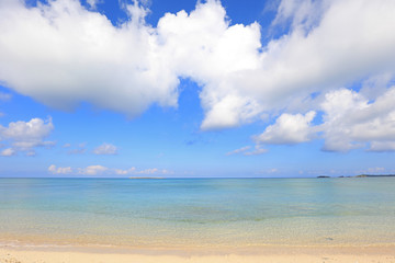 美しい沖縄のビーチと夏空
