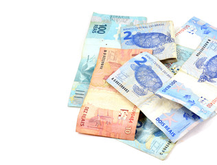 Brazilian currency bills (real and reais) isolated, white background: 2, 10, 20, 50, 100