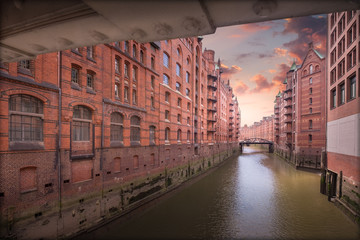 Naklejka premium Speicherstadt in Hamburg mit schönem Sonnenuntergang im Hintergrund
