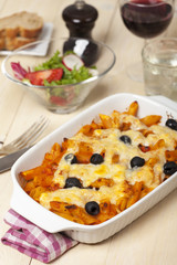 Rigatoni Pasta mit Oliven und Wein