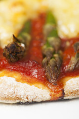 Pizza mit Spargel und Käse