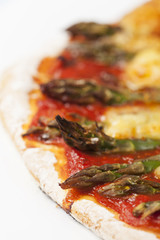 Pizza mit Spargel und Käse
