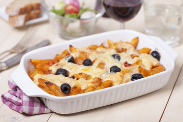Rigatoni Pasta mit Oliven und Wein