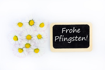 Grüße zu Pfingsten stehen auf einer Tafel