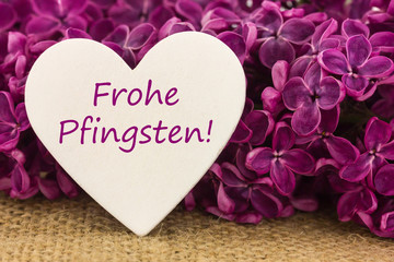 Pfingsten mit einem weißen Herz und Flieder
