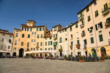 Fototapeta na wymiar Stadtzentrum mit Häusern und Cafes in Lucca