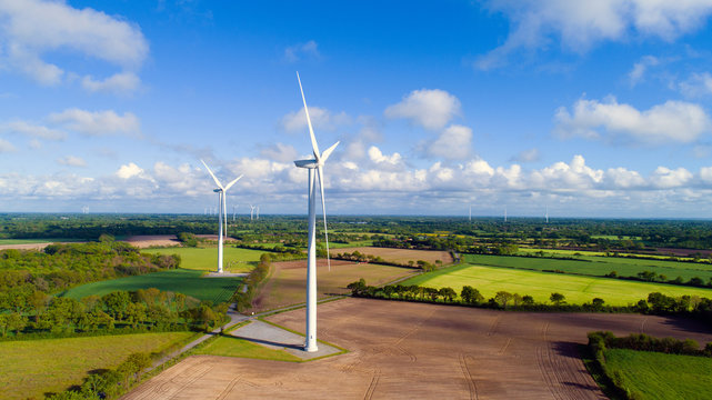 Eoliennes dans la campagne de Saint Hilaire de Chal&eacute;ons, Loire Atlantique, France.