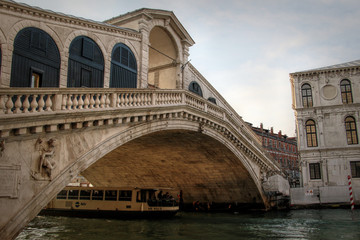 Fototapeta na wymiar Rialto bridge in Venice, Italy.