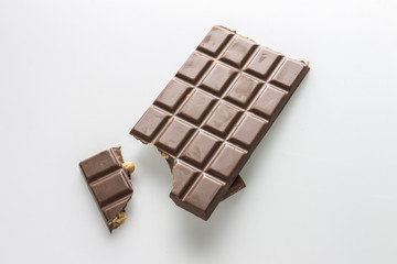 Tableta de chocolate con almendras.