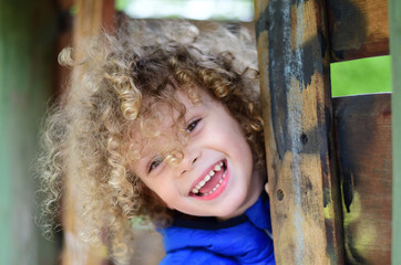 Glückliches Kind beim Spielen auf einem Spielplatz
