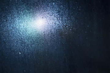 уличные фонари сфотографированы через запотевшее стекло с каплями дождя