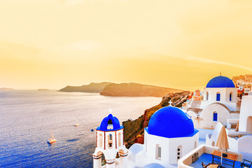 Mooi Santorini-zonsonderganglandschap, traditionele witte architectuur, Santorini-eiland, Oia-dorp, Griekenland, Europa. Santorini is een beroemde en populaire romantische badplaats voor de zomervakantie.