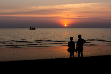Fototapeta na wymiar silhouette of couple and sunset