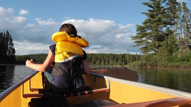 Adolescente en canot qui profite du paysage avec un beau soleil