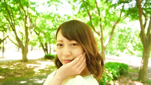 スローモーション　振り返る　若い女性　嬉しい