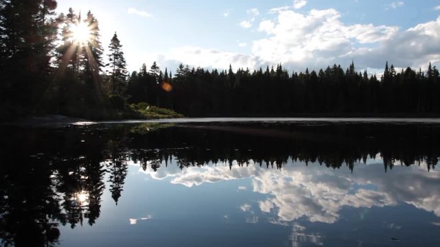 Coucher de soleil &agrave; contre jour sur un lac