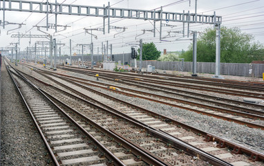 Obraz premium Nowo zainstalowane napowietrzne przewody na zaktualizowanej linii głównej Great Western w Reading w Berkshire w Wielkiej Brytanii. Wkrótce nowe superklasowe pociągi międzymiastowe klasy 800 zastąpią 40-letnie jednostki wysokoprężne.