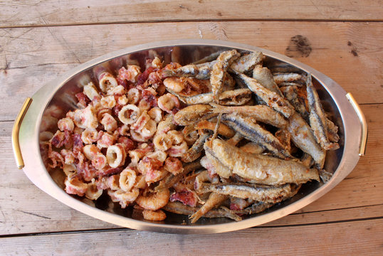 fritto misto di pesce in pirofila d'acciaio