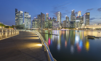 Naklejka premium SINGAPORE - DECEMBER 14 2016: Tall and modern skyscrapers in business district of the city of Singapore.