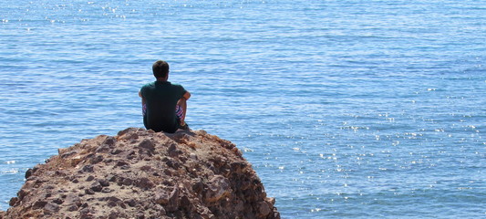 Solitario sullo scoglio al mare - pensieri