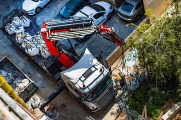 Obraz premium The process of unloading sand using the manipulator