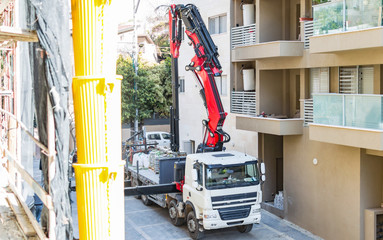 The process of lifting cargo using manipulator