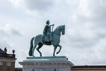 Obraz premium The equestrian statue of King Frederik V at the Amalienborg Palace in Copenhagen, the capital of Denmark.